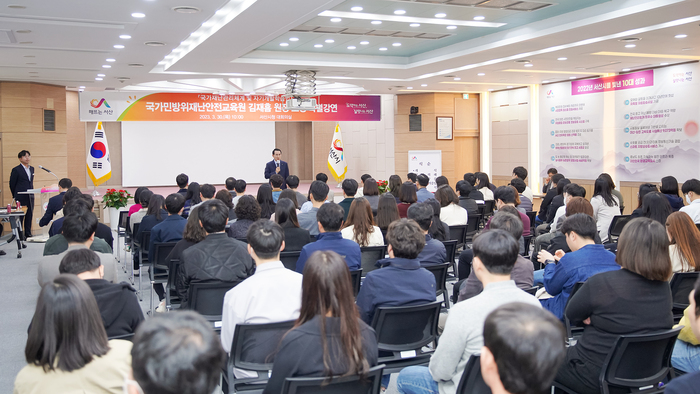 지난 30일 시청 대회의실에서 열린 찾아가는 재난안전 교실 모습, 이완섭 서산시장이 지난 30일 시청 대회의실에서 열린 찾아가는 재난안전 교실에서 안전의 중요성을 강조하고 있다