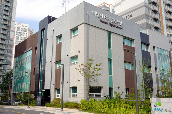하남시(시장 이현재)는 오는 4월 3일부터 디지털도서관 3층 열람실 운영시간을 기존(오전 8시부터 오후 10시)보다 1시간 연장해 오후 11시까지 시범 운영한다