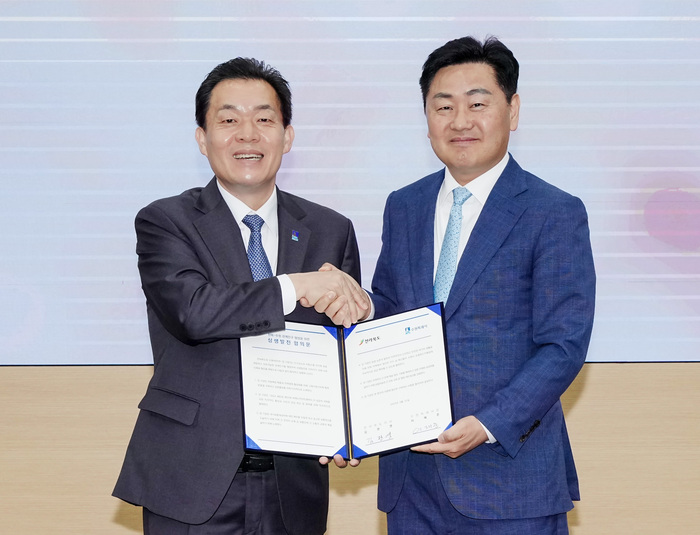 이재준 시장(왼쪽)과 김관영 지사가 협약 후 악수를 하고 있다.