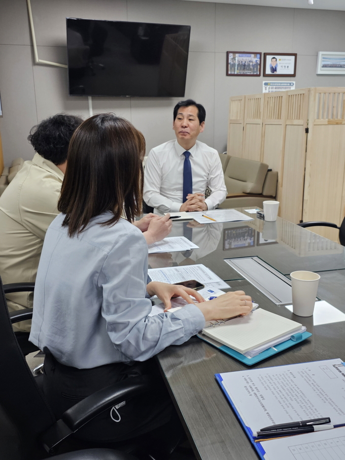 경기도의회 이영봉(더불어민주당, 의정부2) 문화체육관광위원장은 지난 3일 문화체육관광위원회 위원장실에서 경기도 벤처창업 관계자들과 도내 남북 지역 격차 해소를 통해 벤처창업 육성을 강화하고 창업혁신공간 조성 등을 논의하기 위한 정담회를 개최했다.