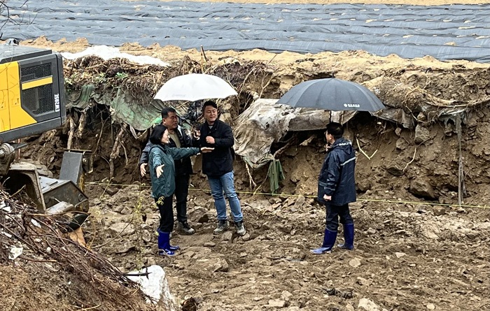광주시의회 주임록 의장은 지난 5일, 허경행 부의장과 함께 집중호우로 수해가 발생한 목현동 모개미천 등 현장을 찾아 복구 상황 점검에 나섰다.
