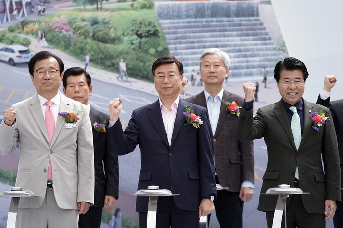 신상진 성남시장은 이날 오전 10시 수정구 창곡동 위례중앙광장에서 열린 위례트램 착공식에 참석해 전국 첫 트램 건설 공사 시작을 축하했다.