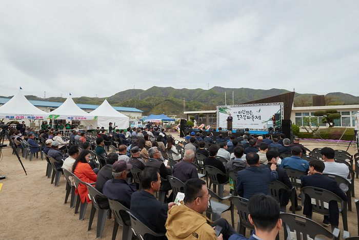 제5회 아산맑은 도고쪽파축제 개막식이 14일 도고면 화천리에 위치한 BCPF콘텐츠학교에서 열렸다.