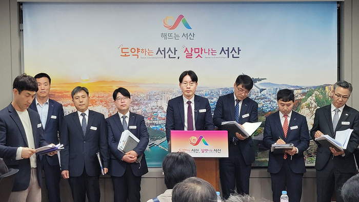 구상 서산시 부시장이 시청 브리핑룸에서 지역 환경문제 재발 방지 대책 브리핑을 하고 있다,