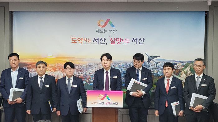구상 서산시 부시장이 시청 브리핑룸에서 지역 환경문제 재발 방지 대책 브리핑을 하고 있다,