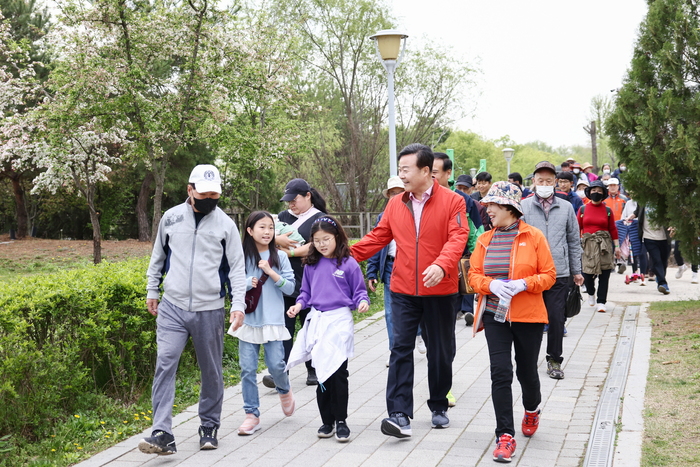 의왕시 부곡동 체육회가 주최·주관한 ‘제19회 부곡동 한마음 걷기대회’가 지난 15일 한국교통대학교에서 시민 2천500여 명이 참여한 가운데 성황리에 막을 내렸다.