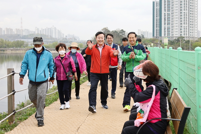 의왕시 부곡동 체육회가 주최·주관한 ‘제19회 부곡동 한마음 걷기대회’가 지난 15일 한국교통대학교에서 시민 2천500여 명이 참여한 가운데 성황리에 막을 내렸다.