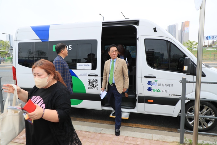 정장선 평택시장은 20일 고덕국제신도시 내에서 운행될 수요응답형(DRT) ‘똑버스’ 사업 현장을 방문했다.