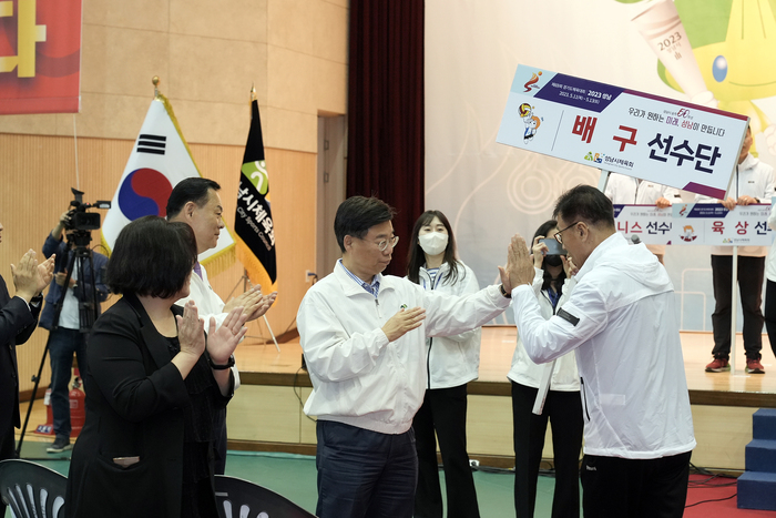 성남시는 4월 20일 오후 3시 성남종합스포츠센터 1층 다목적체육관(중원구 성남동)에서 ‘제69회 경기도체육대회 출전 선수단 결단식’을 열었다.