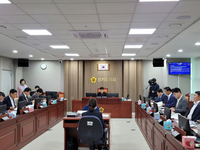 경기도의회 도시환경위원회(위원장 유영일, 국민의힘, 안양5)는 국토교통부에 경기주택도시공사(GH)를 용인 「첨단시스템 반도체 클러스터(가칭)」 국가산업단지 개발사업의 사업시행자로 지정해 줄 것을 요구하기 위한 건의안을 21일 제368회 임시회 제1차 상임위원회 회의에서 위원회안으로 채택했다.