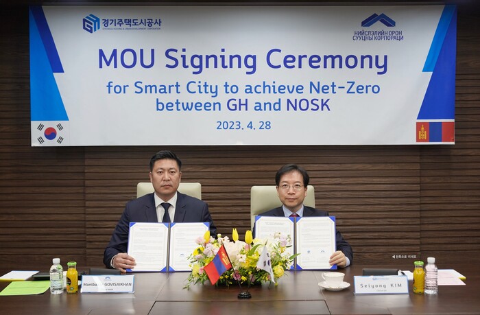 (좌) 몽골 울란바토르 도시주택공사(NOSK) 사장 Govisaikhan Manibazar(우) 경기주택도시공사(GH) 사장 김세용