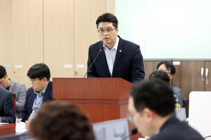 경기도의회 경제노동위원회 이재영(더불어민주당, 부천3) 의원이 대표발의한 「경기도 납품대금 연동제 지원 조례」가 경기도의회 제368회 임시회 제2차 본회의를 통과했다.(이재영 의원이 조례안을 설명하고 있다.)