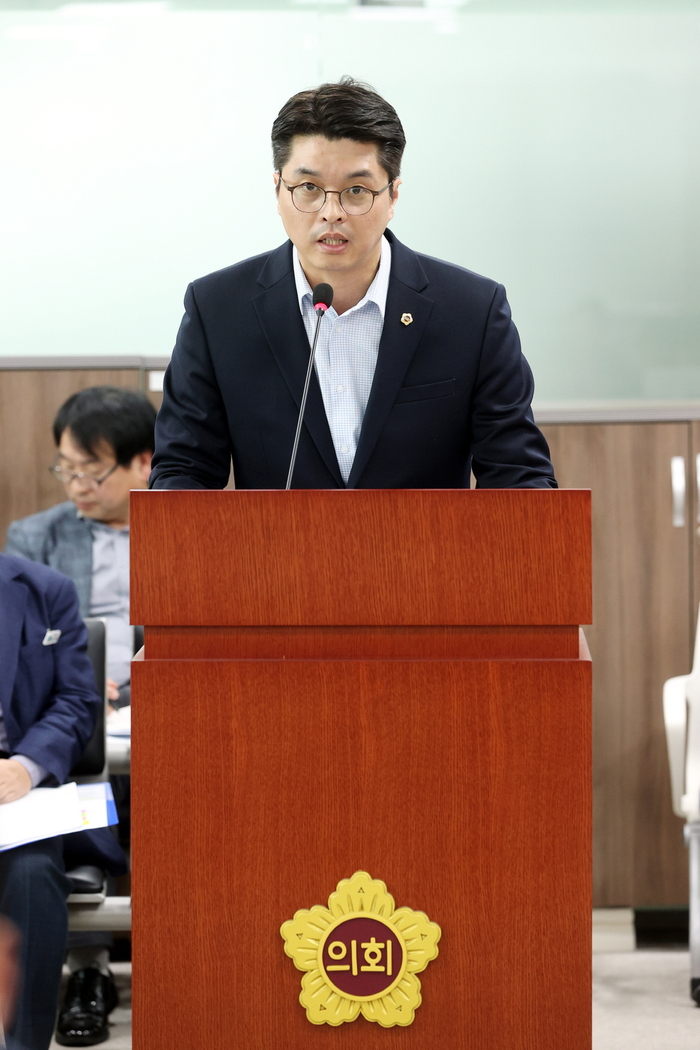 경기도의회 경제노동위원회 이재영(더불어민주당, 부천3) 의원이 대표발의한 「경기도 납품대금 연동제 지원 조례」가 경기도의회 제368회 임시회 제2차 본회의를 통과했다.(이재영 의원이 조례안을 설명하고 있다.)
