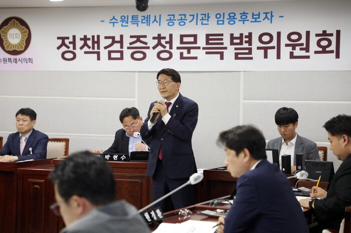 수원특례시의회(의장 김기정)는 4월 27일(목)일 김성진 수원시정연구원 원장 후보자에 대한 정책검증청문특별위원회를 실시했다. (김기정 의장이 인사말을 하고 있다.)