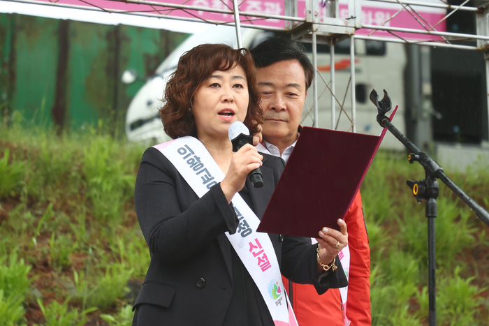 의왕시 학부모들이 교육여건 개선을 위해 군포시에 소재한 ‘군포의왕교육지원청’을 분리하기 위한 범 시민 서명운동에 나섰다. (권성경 위원장이 발언을 하고 있다.)