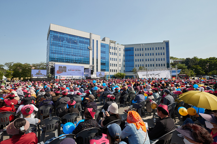 아산시(시장 박경귀)는 충남도(도지사 김태흠)와 함께 1일 순천향대학교서 광역교통체계와 연계한 광역 생활권 상생구축의 일환인 충남형M버스 개통식을 열고 2일부터 본격 운행한다.