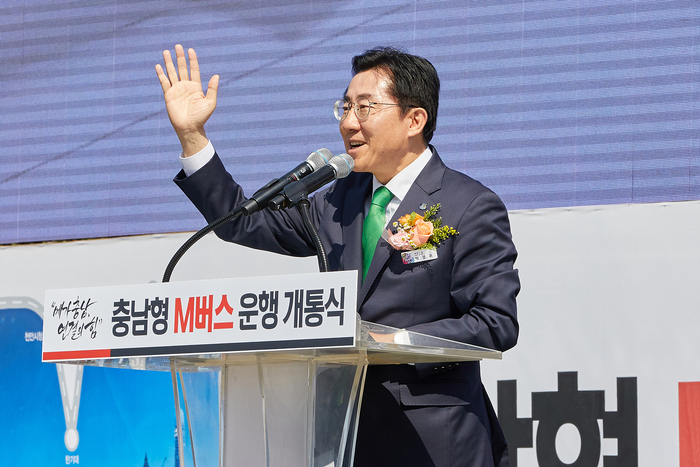 아산시(시장 박경귀)는 충남도(도지사 김태흠)와 함께 1일 순천향대학교서 광역교통체계와 연계한 광역 생활권 상생구축의 일환인 충남형M버스 개통식을 열고 2일부터 본격 운행한다.