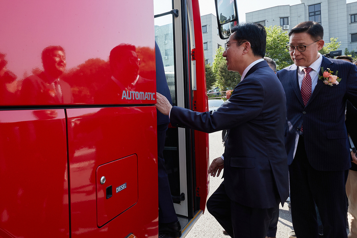 아산시(시장 박경귀)는 충남도(도지사 김태흠)와 함께 1일 순천향대학교서 광역교통체계와 연계한 광역 생활권 상생구축의 일환인 충남형M버스 개통식을 열고 2일부터 본격 운행한다.