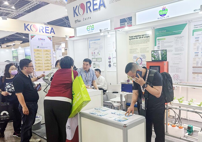 지난달 24_28일 싱가포르에서 열린 '2023 싱가포르 국제 식품 박람회' 용인특례시관에 방문객의 발길이 이어지고 있다     ©
