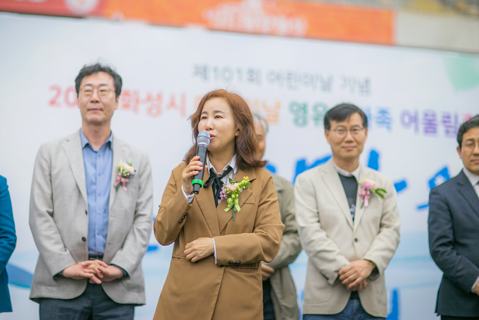 김경희 화성시의회 의장이 영유아가족 어울림 행사에 참석해 인사말 중이다.