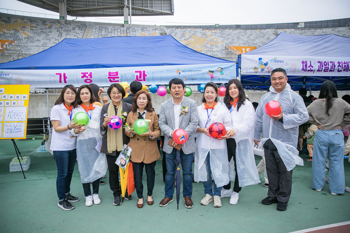 화성시의회와 화성시 어린이집연합회 관계자가 기념촬영 중이다.