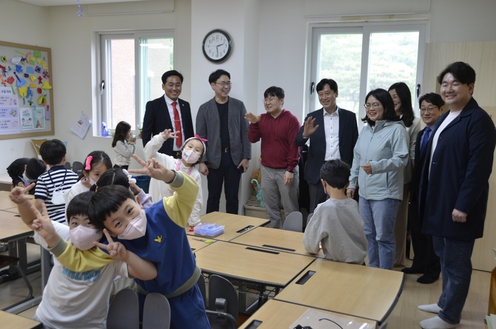 경기도의회 교육행정위원회 김영기 의원(국민의힘, 의왕1), 이은주 의원(국민의힘, 구리2), 문승호 의원(더불어민주당, 성남1), 이자형 의원(더불어민주당, 비례), 장한별 의원(더불어민주당, 수원4)은 대안교육의 사례연구와 발전방향을 모색하기 위한 맞춤형교육 개설, 지난 2일 대안교육 기관인 새음학교를 방문하여 교육을 진행했다.