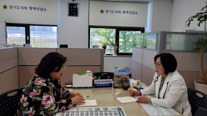 경기도의회 경제노동위원회 서현옥(더불어민주당, 평택3) 의원은 경기도의회 평택상담소에서 ㈜호도스 김혜정 대표와 외국인 계절근로자 파견을 추진하기 위한 정담회를 개최했다.