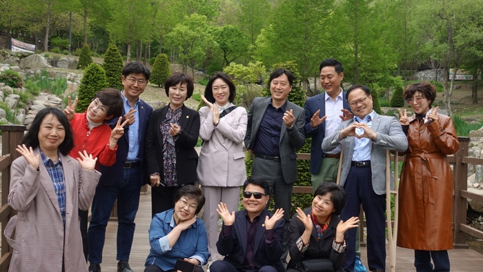‘경기도 지역관광 활성화 정책 연구회’(회장 오석규, 이하 ‘연구회’라 함)가 28일(금) 양평 용문산 관광지와 헬스투어센터에서 양평 지역관광 활성화를 주제로 정책 연구활동과 현장방문 행사를 진행했다.
