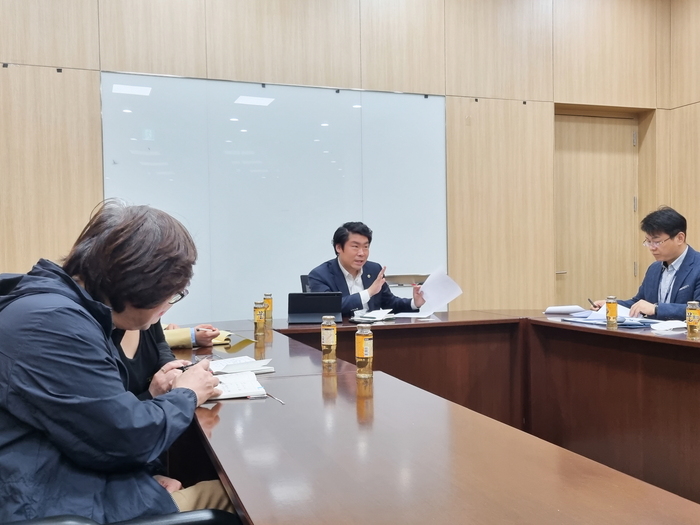 경기도의회 안전행정위원회 유경현 의원(더불어민주당, 부천7)은 2일(화) 경기도의회에서 경기남부자치경찰위원회, 경기북부자치경찰위원회 관계자 및 윤단비 부천시의원, 사회적기업 라온스 관계자 등이 참석한 가운데 위기청소년ㆍ촉법소년 선도사업 논의를 위한 정담회를 개최했다.