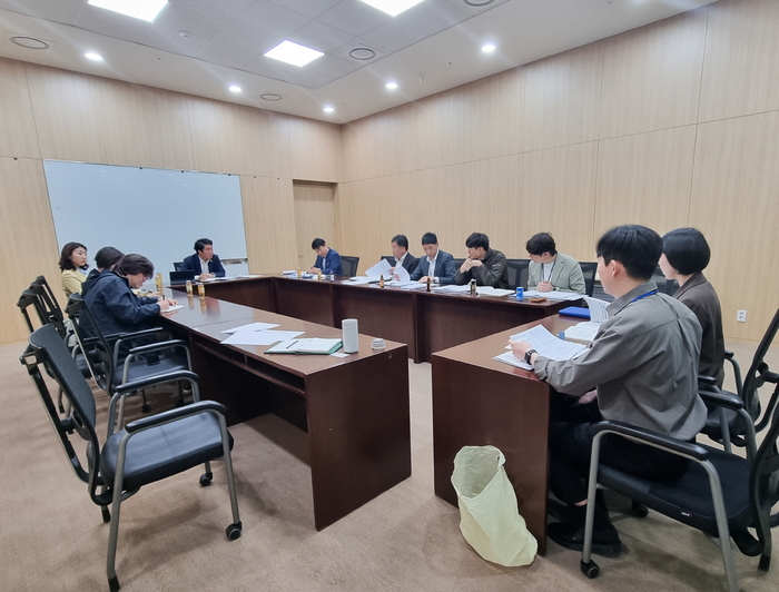 경기도의회 안전행정위원회 유경현 의원(더불어민주당, 부천7)은 2일(화) 경기도의회에서 경기남부자치경찰위원회, 경기북부자치경찰위원회 관계자 및 윤단비 부천시의원, 사회적기업 라온스 관계자 등이 참석한 가운데 위기청소년ㆍ촉법소년 선도사업 논의를 위한 정담회를 개최했다.