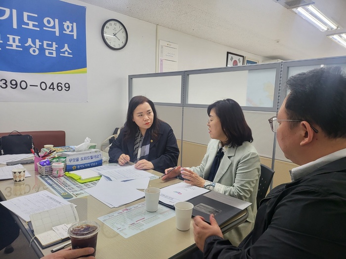 경기도의회 최효숙 의원(더불어민주당, 비례)은 지난 4 18일 경기도의회 군포상담소에서 경기도교육청 홍보기획관 김인숙 장학관, 김동준 주무관과 함께 군포시 흥진중학교에 설치되어 있는 청소년 방송 제작센터(미디어 경청) 활용 방안에 대해 논의하는 자리를 가졌다.