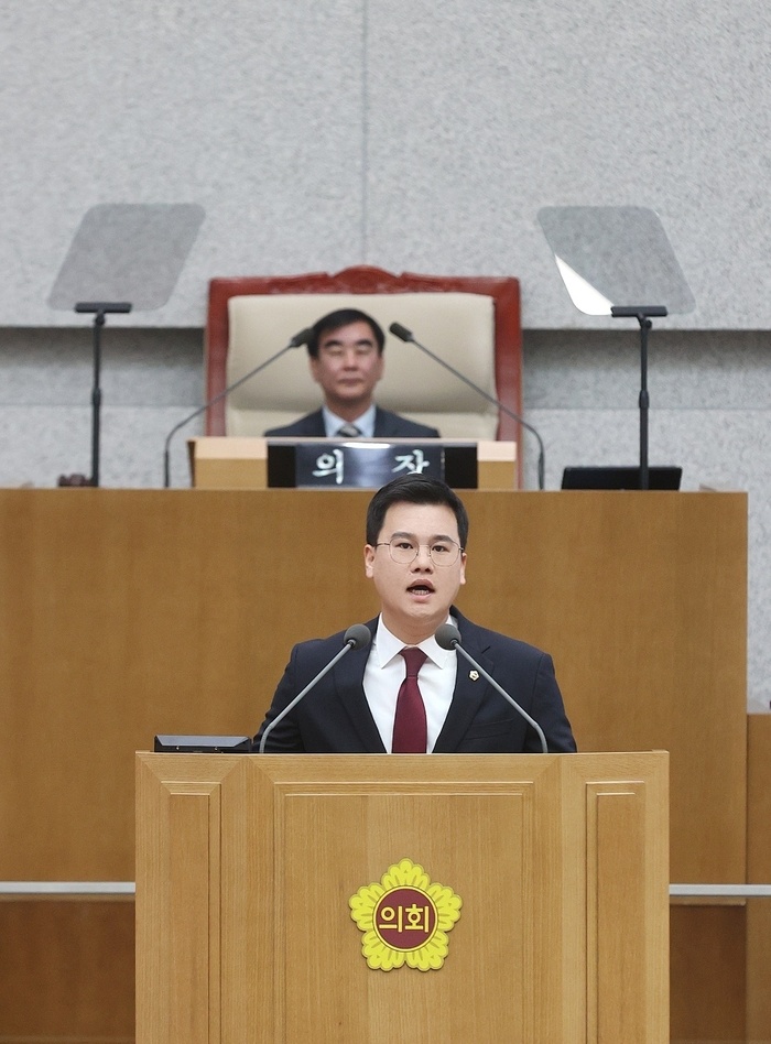 경기도의회 건설교통위원회 유형진 의원(국민의힘, 광주4)은 26일(목) 제368회 임시회 제2차 본회의에서 5분자유발언을 통해 소독제 시험기준 마련과 관리방안 강화, 소독방식에 대한 경기도 차원의 세부지침 마련 및 관리·감독, 소독제에 대한 호흡기 독성시험기준을 마련할 것을 촉구하였다.