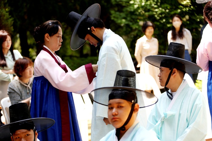 안양시는 2023년 성년의 날을 맞아 안양시 예절교육관에서 2004년생 예비사회인을 대상으로 전통성년례를 개최했다
