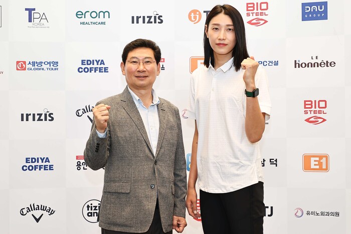 15일 열린 '제 1회 The Charity With Olympians' 자선골프대회에 참석한 이상일 용인특례시장(왼쪽)과 배구선수 김연경(오른쪽)