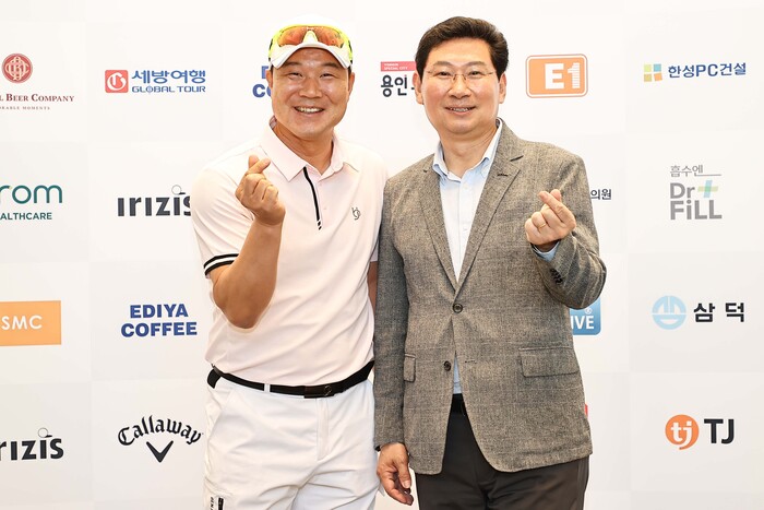 15일 열린 '제 1회 The Charity With Olympians' 자선골프대회에 참석한 이상일 용인특례시장(왼쪽)과 전 테니스선수 이형택(오른쪽)
