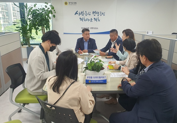 경기도의회 국민의힘 대표직무대행 김정호 의원(광명1)은 지난 10일 경기도의회 광명상담소에서 광명시의회 이재한, 김종오 의원, 광명재개발 2R구역 지현숙 조합장 및 조합임원, 광명교육지원청 관계 공무원 등이 참석한 가운데 광명재개발 2R구역 초등학교 신설 관련 현안 사항 논의를 위한 긴급 정담회를 개최했다.