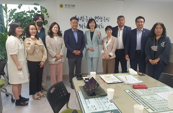 경기도의회 국민의힘 대표직무대행 김정호 의원(광명1)은 지난 10일 경기도의회 광명상담소에서 광명시의회 이재한, 김종오 의원, 광명재개발 2R구역 지현숙 조합장 및 조합임원, 광명교육지원청 관계 공무원 등이 참석한 가운데 광명재개발 2R구역 초등학교 신설 관련 현안 사항 논의를 위한 긴급 정담회를 개최했다.