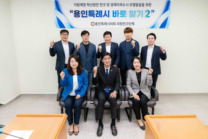 - 뒷줄 왼쪽부터 임현수, 김병민, 김진석, 이상욱, 박병민 의원- 앞줄 왼쪽부터 박희정, 박인철, 신나연 의원