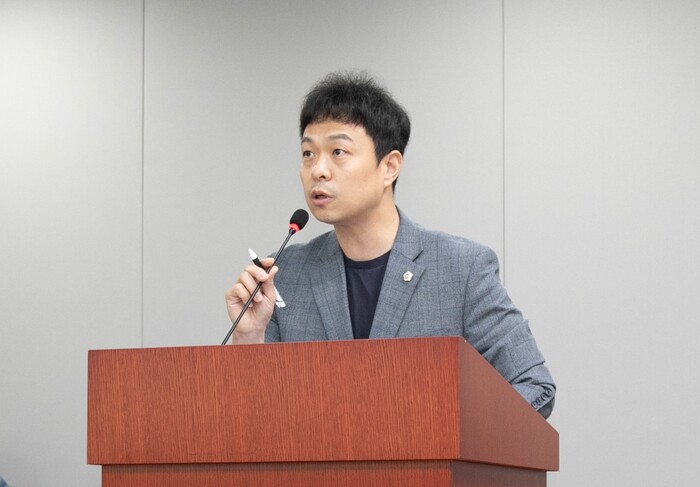 경기도의회 도시환경위원회 유영일 위원장(국민의힘, 안양5)이 대표발의한 '경기도 전세피해 주택임차인 지원 조례안'이 19일 제369회 정례회 2차 도시환경위원회 심사에서 수정가결 됐다.     ©