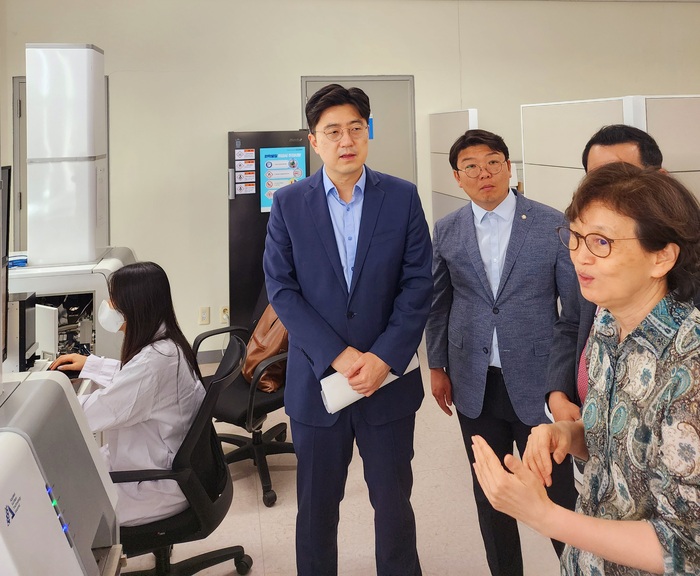 홍종기 국민의힘 수원시(정) 당협위원장은 23일 당협 소속 경기도의원 및 수원시의원들과 함께 수원시 영통구 광교1동 소재 K-바이오·IT 선도기업인 주식회사 아스타를 방문하였다.