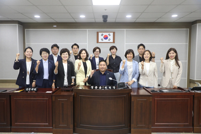 제2기 예결결산특별위원회는 정종윤 위원장, 김은경 부위원장을 비롯해 장정희, 윤명옥, 홍종철, 최원용, 김경례, 김소진, 장미영, 오혜숙, 박영태, 현경환, 배지환, 이희승, 사정희, 국미순, 최정헌 의원 등 총 17명으로 구성됐다.