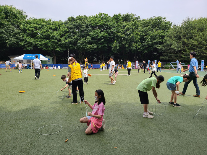 성남시가 수진공원 다목적운동장에서 지난 5월 21일 첫 운영한 팝업 놀이터에서 어린이들이 ‘무궁화꽃이 피었습니다’ 놀이 중이다