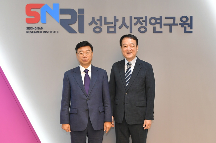 성남시 시정연구원 개원. 신상진 성남시장(왼쪽)과 임종순 초대 원장