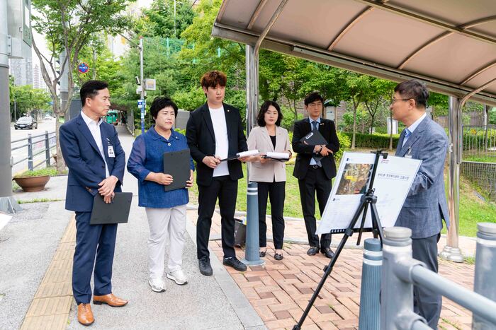 용인특례시의회 자치행정위원회 위원 및 전문위원이 관계자로부터 설명을 듣고 있다.