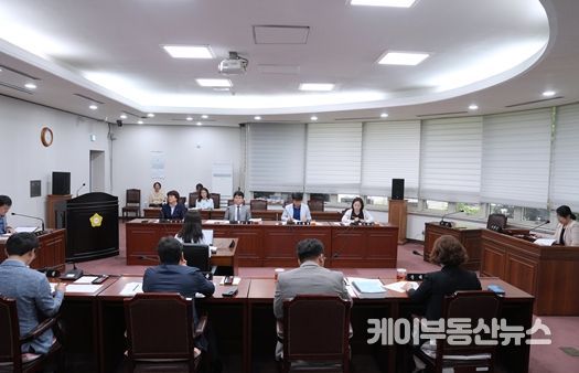 하남시의회 예산결산특별위원회(위원장 오지연)가 지난 20일 집행부에서 제출한 제2회 추경예산안을 심의하고 있다. (사진 하남시의회 제공)