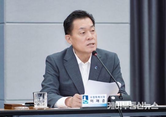 이재준 수원시장이 8월 중 확대간부회의에서 발언하고 있다.