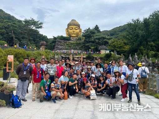 필리핀 국적의 잼버리 대원들이 9일 용인 동부동 소재 와우정사를 방문해 기념촬영을 하고 있다.