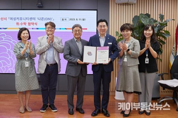 시장실에서 개최된 위‧수탁 협약식 단체 기념사진 (왼쪽부터)김은경 여성복지과장 / 정종주 호서대학교 산학협력단 팀장 / 서원교 호서대학교 산학협력단 단장 / 박경귀 아산시장 / 유옥순 여성커뮤니티센터 센터장 내정자 / 김선아 여성복지과 여성정책팀장