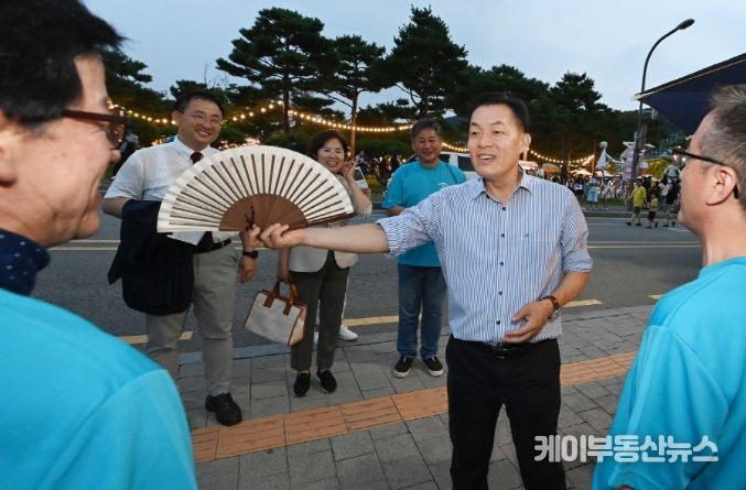 이재준 수원시장이 시민들과 함께하고 있다.