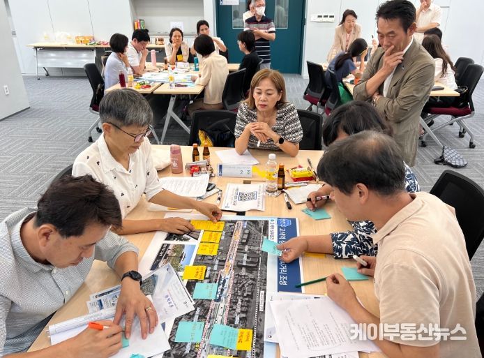 수원시 탄소중립 그린도시 주민기획단이 토론하고 있다.